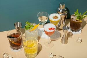 Komposition mit alkoholisch Cocktails und Bar Werkzeuge auf Podeste auf farbig Hintergrund. foto