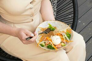 Gabel im weiblich Hand und Teller mit Andenhirse und Lachs Salat. foto