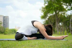 jung weiblich mit draussen Aktivitäten im das Stadt Park, Yoga ist ihr gewählt Aktivität. foto