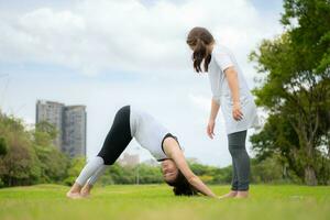 jung weiblich und wenig Mädchen mit draussen Aktivitäten im das Stadt Park, Yoga ist ihr gewählt Aktivität. foto