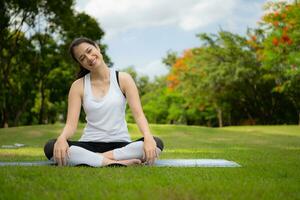 jung weiblich mit draussen Aktivitäten im das Stadt Park, Yoga ist ihr gewählt Aktivität. foto