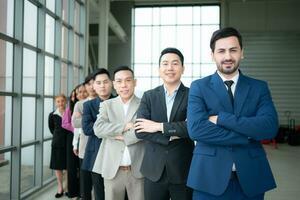 Gruppe von Geschäft Menschen Stehen im Linie im Konferenz Zimmer benutzt zum Treffen im modern Büro foto