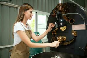 Porträt von ein jung Frau Arbeiten mit ein Kaffee Bräter Maschine foto