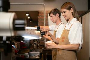 Barista Gießen Kaffee in ein Tasse im Kaffee Geschäft, Nahansicht foto