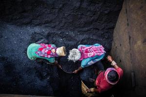 Amen Bazar, Dhaka, Bangladesch, 2018 - Männer und Frauen, die hart arbeiten, um Geld zu verdienen. foto