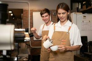 Barista Gießen Kaffee in ein Tasse im Kaffee Geschäft, Nahansicht foto