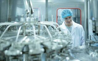 weiblich Qualität Steuerung Arbeiter inspizieren Wasser Flasche auf Produktion Linie im Trinken Wasser Fabrik foto