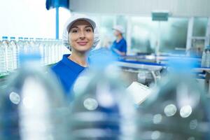 Trinken Wasser Fabrik Arbeiter beim ein Produktion Linie von Trinken Wasser Fabrik foto