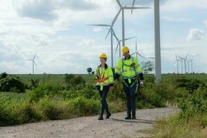 Ingenieure und Wind Turbinen im ein Wind Bauernhof im das Landschaft mit Täglich Prüfung Aufgaben Mission foto