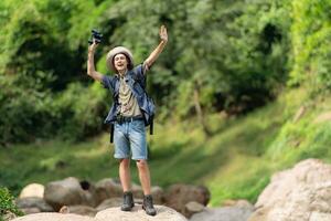 jung Mann mit Rucksack Wandern im das Wald. aktiv Lebensstil Konzept. foto