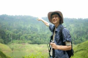 jung Mann mit Rucksack Wandern im das Wald. aktiv Lebensstil Konzept. foto