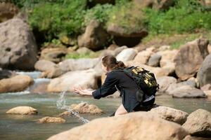 jung Frau mit Rucksack Wandern im das Wald. aktiv Lebensstil Konzept. foto