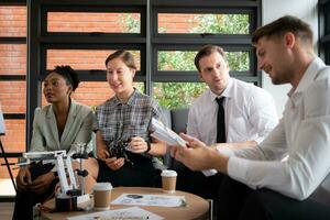 Gruppe von vielfältig Geschäft Menschen Arbeiten zusammen im das Büro, Brainstorming Über das Hand Roboter Modell- zu Sein benutzt zum Produktion Arbeit foto