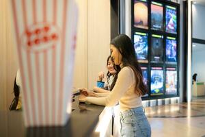 Kino Konzept. Menschen Aufpassen Film beim Kino Essen Popcorn foto
