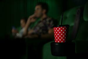 Kino Konzept. Menschen Aufpassen Film beim Kino trinken Wasser und Essen Popcorn foto