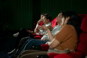 asiatisch Mutter und Tochter Aufpassen Film im Kino. Familie Zeit Konzept. foto