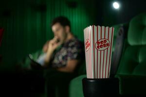 Kino Konzept. Menschen Aufpassen Film beim Kino Essen Popcorn foto