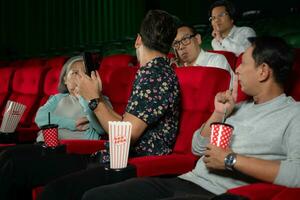 Film Etikette, tun nicht sich unterhalten auf das Telefon während im das Kino, Gruppe Erholung und Unterhaltung Konzept. foto