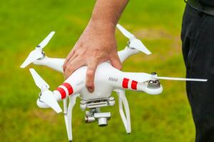 fliegend Drohne mit Kamera im Hand foto