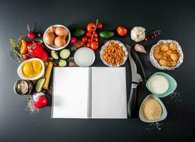 Kochen Gewürze Hintergrund schwarz foto