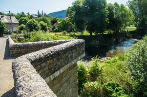 ein Brücke Über ein Fluss foto