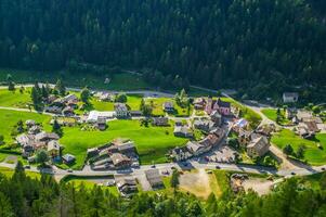 hölzern Gehweg im das Berge foto