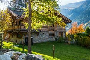 ein klein Haus mit ein Baum im Vorderseite von es foto