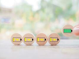 schließen oben Hand arrangieren Grün Batterie voll Aufladung. Batterie Laden Symbole eben, das Konzept von Geschäft, Stimmung, Emotion, Idee und Erfolg. foto