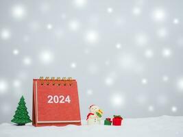 schließen oben Kalender und Weihnachten Dekoration mit glänzend Licht zum Neu Jahr und Weihnachten 2024 Konzept. foto
