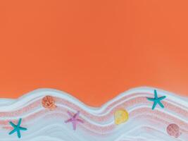 oben Aussicht von Sommer- Strand Dekoration auf Orange Hintergrund, Kopieren Raum zum Text foto