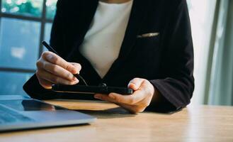 Nahaufnahme der Hände Multitasking-Mann mit Tablet, Laptop und Handy, der WLAN verbindet foto