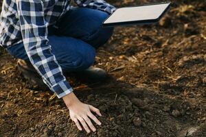 männlich Hände berühren Boden auf das Feld. Experte Hand von Farmer Überprüfung Boden Gesundheit Vor Wachstum ein Samen von Gemüse oder Pflanze Sämling. Geschäft oder Ökologie Konzept. foto