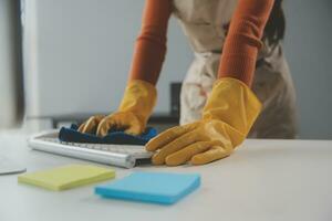 Büro Reinigung Service. Hausmeister Sprühen Schreibtisch. Arbeitsplatz Hygiene foto