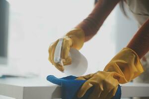 Büro Reinigung Service. Hausmeister Sprühen Schreibtisch. Arbeitsplatz Hygiene foto