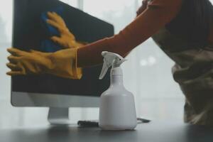 Büro Reinigung Service. Hausmeister Sprühen Schreibtisch. Arbeitsplatz Hygiene foto