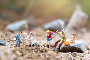 Miniaturmenschen Kinder und Lehrer gehen im Park wandern foto