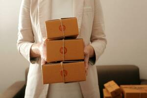 geschäftsfrau gründet kleinen unternehmer sme erfolg. freiberufliche frau, die zu hause mit online-paketzustellung arbeitet. Lieferkonzept für KMU und Verpackungen foto