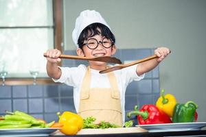 asiatischer Junge Sohn Kochen Salat Essen salad foto
