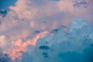 stürmisches Wetter. dramatischer Sonnenuntergangshimmel mit Gewitterwolken foto