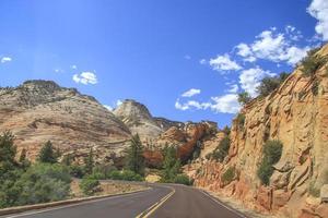 Straße, die mitten durch eine Canyon-Wüste führt foto