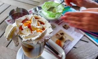 kalter Kaffee mit Eis und Sahne foto