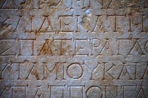 historische antike Inschrift auf Marmortafelstein foto