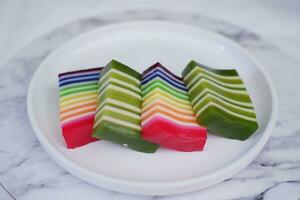 kue Lapis oder oder Regenbogen klebrig Schicht Kuchen, indonesisch traditionell Dessert foto