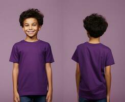 Vorderseite und zurück Ansichten von ein wenig Junge tragen ein lila T-Shirt. ai generiert foto