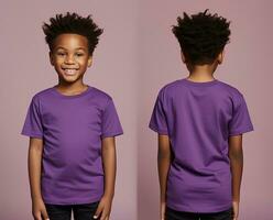 Vorderseite und zurück Ansichten von ein wenig Junge tragen ein lila T-Shirt. ai generiert foto