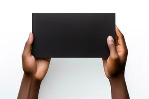 ein Mensch Hand halten ein leer Blatt von schwarz Papier oder Karte isoliert auf Weiß Hintergrund. ai generiert foto