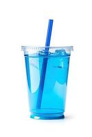 Blau trinken im ein Plastik Tasse isoliert auf ein Weiß Hintergrund. nehmen Weg Getränke Konzept. ai generiert foto