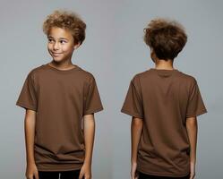 Vorderseite und zurück Ansichten von ein wenig Junge tragen ein braun T-Shirt. ai generiert foto