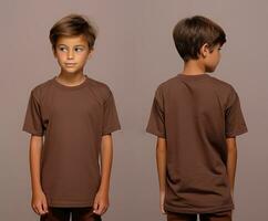 Vorderseite und zurück Ansichten von ein wenig Junge tragen ein braun T-Shirt. ai generiert foto