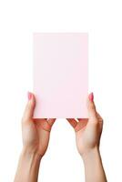 ein Mensch Hand halten ein leer Blatt von Rosa Papier oder Karte isoliert auf ein Weiß Hintergrund. ai generiert foto